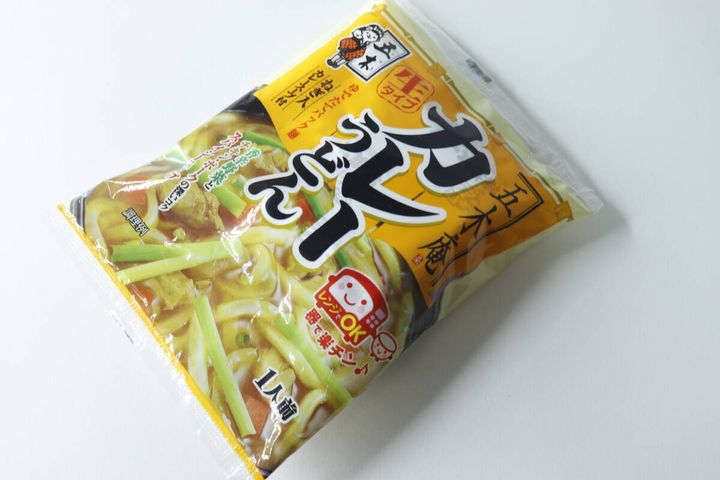 五木庵カレーうどんのパッケージが斜め上から写っている