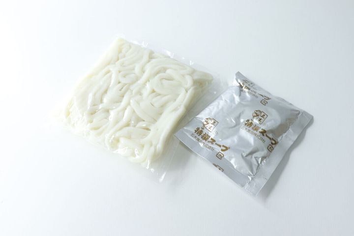 袋から出した生タイプのうどん麺と粉末スープの袋