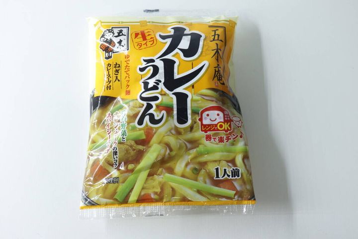 五木庵カレーうどんのパッケージが正面から写っている