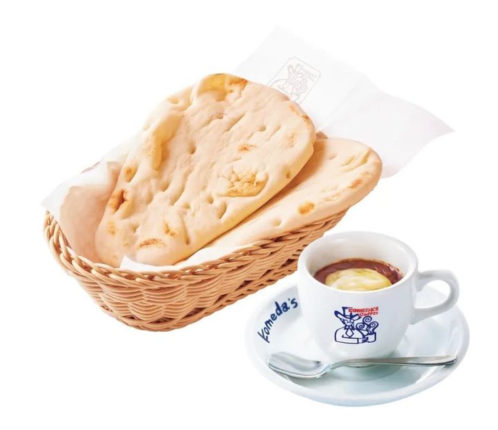 バスケットに入ったナンとカップに入ったチーズカリー