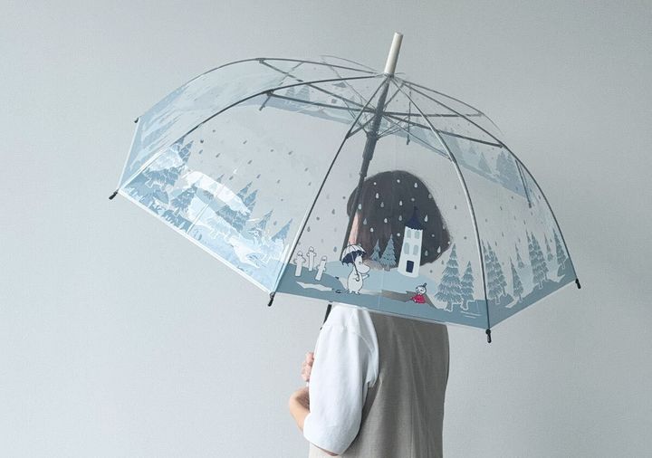 ムーミン傘をさして歩く女性の後ろ姿