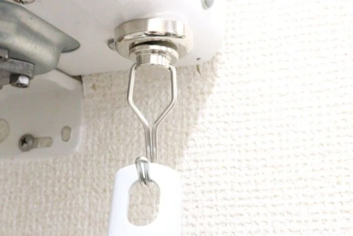 白い棚の底面にネオジム磁石スイングフックが取り付けられている