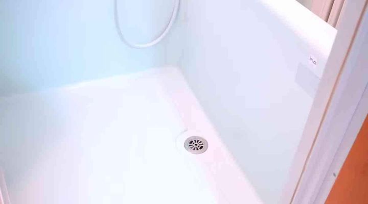 ガチガチの「石鹸カス」を綺麗に落とすプロの技
