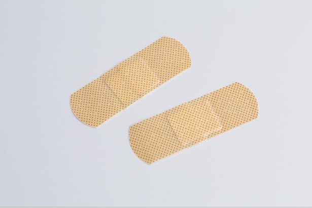 「絆創膏」が呼吸しづらい体をサポート!? 【画像提供＝写真AC】