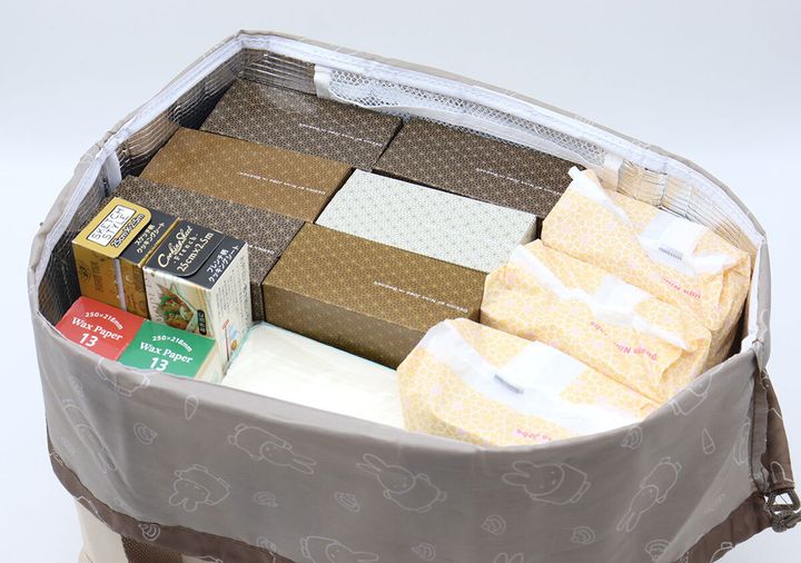 レジかごバッグの中に様々な日用品がぎっしり詰まっている様子