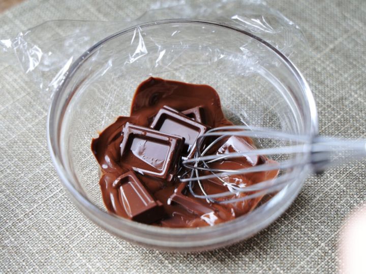 透明な耐熱ボウルに割ったダークチョコレートとこめ油が入っており、泡立て器が添えられている。
