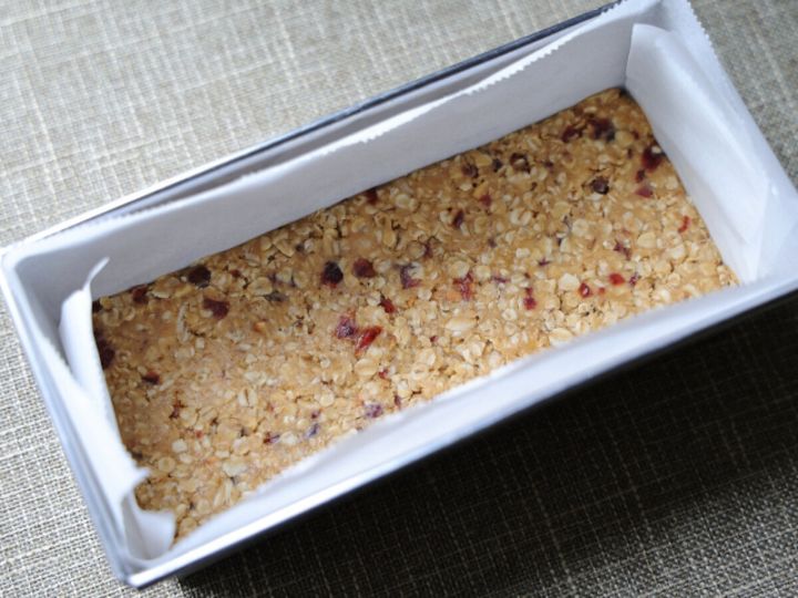 クッキングシートを敷いたパウンドケーキ型に、オートミール生地が平らに敷き詰められている。