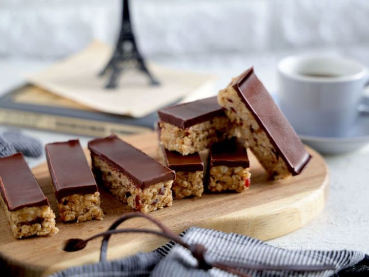 チョコレートがけのクッキードゥバーが木製ボードに並べられ、奥にはエッフェル塔の置物とコーヒーカップが見える。