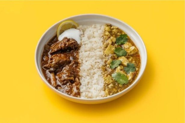 一度に2種類のカレーを楽しめる「カレーとカレーのセット」