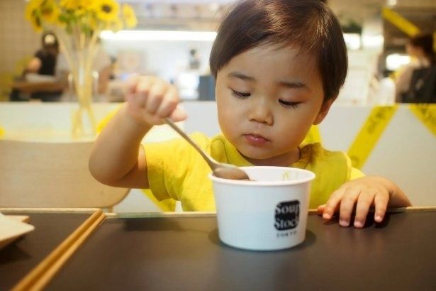 特定原材料アレルゲン不使用の「7種の野菜の辛くないマイルドカレー」で、子どもも夏のカレー祭りを満喫