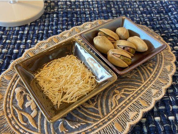 「ドバイチョコ」の味の決め手となる、パリパリと軽い食感のカダイフと香ばしいピスタチオ ※写真は試食会用の見本