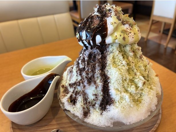 半分にチョコソース、半分にピスタチオシロップをかけると、美しい“ソース＆シロップダブルがけ”が完成！