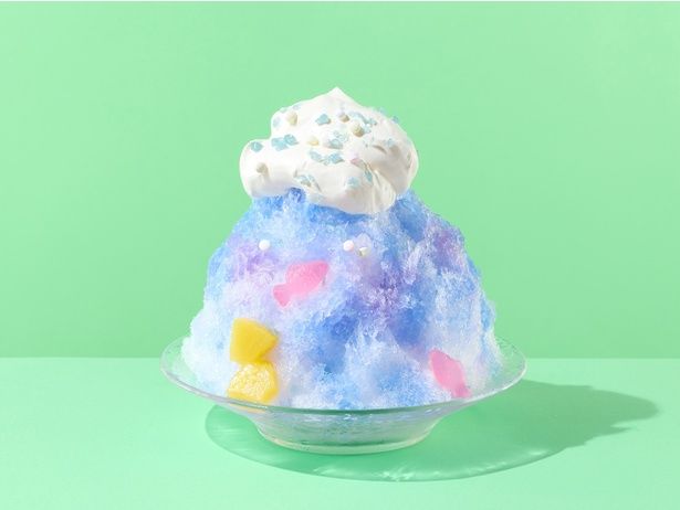色の変化が楽しい「ポップブルー」(979円)。パッションフルーツ風味のトロピカルな味わい