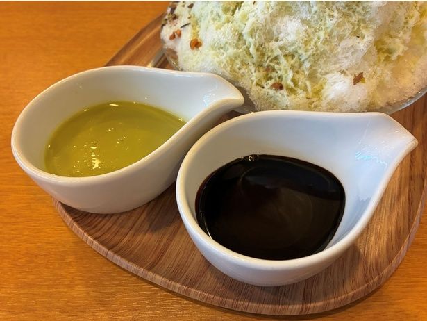 写真左が甘めのピスタチオシロップ、右がほろ苦い大人テイストのチョコソース