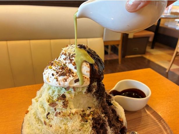 お好みで別添えのソースやシロップを回しかけていく。量はたっぷりあるので、二度がけ・三度がけを楽しんでも