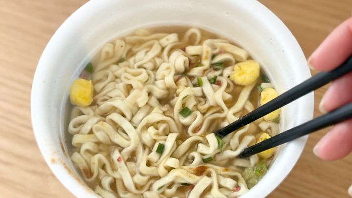 優しい味なのに食べ応えも十分！【ローソン】の1.5倍カップ麺を実食