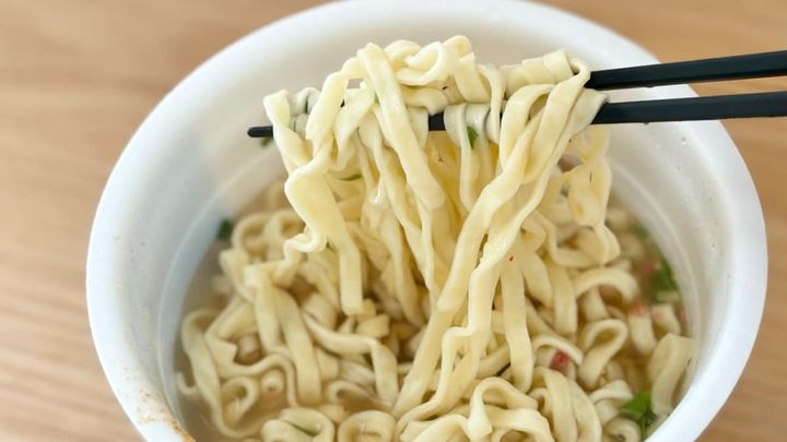 優しい味なのに食べ応えも十分！【ローソン】の1.5倍カップ麺を実食
