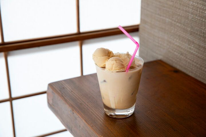 鎌倉の御成通りで築70年の温もりに包まれる。昭和の面影を色濃く残すカフェ「yoi」