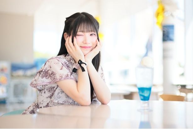 スカイソーダを味わいながら「透き通る青色のドリンクがとってもかわいい♡」(ゆあにゃん) (C)KADOKAWA 撮影＝EDWARD.K