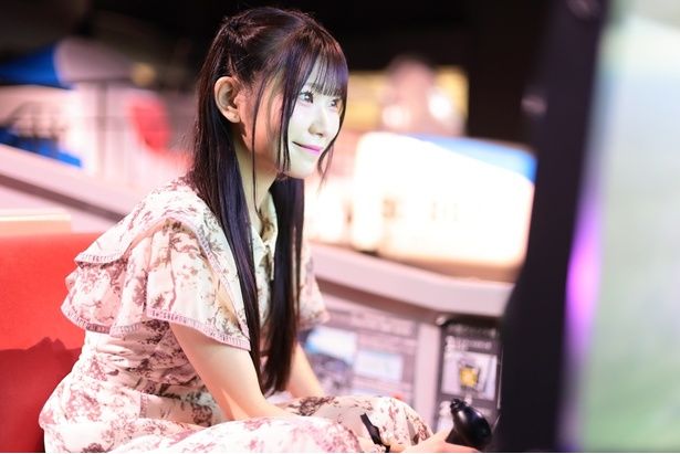 操縦席に座り、すっかりパイロット気分のゆあにゃん。しかし「思ったより難しいよ〜！」と操縦は苦戦!? (C)KADOKAWA 撮影＝EDWARD.K