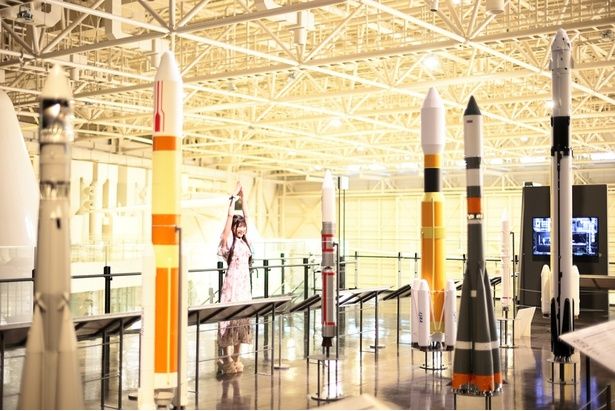 代表的な国産ロケットの模型が展示されているゾーン。ロケットのしくみや燃料なども詳しく解説されている (C)KADOKAWA 撮影＝EDWARD.K