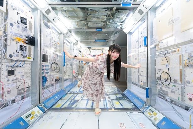 ISS日本実験棟「きぼう」の実物大模型で宙に浮いているような写真を撮影 (C)KADOKAWA 撮影＝EDWARD.K
