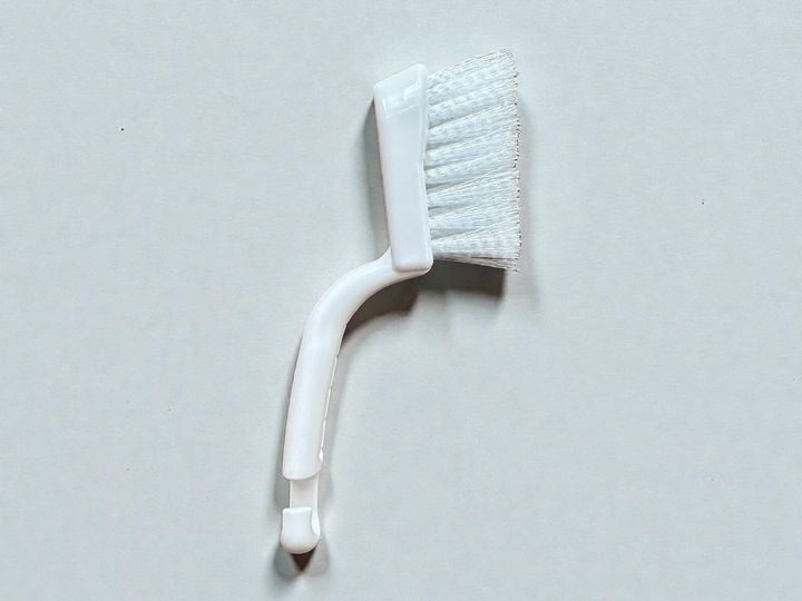 100円ショップ大手のダイソー。さまざまなカテゴリで便利グッズがありますが、今回はその中から網戸洗いのストレスを解消してくれる「網戸洗いブラシ（フック付）」をご紹介します。