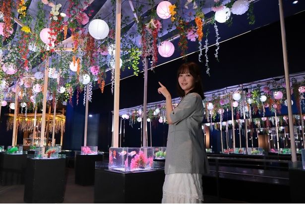 約300匹の金魚と色鮮やかな花の装飾が幻想的な空間を演出 (C)KADOKAWA 撮影＝EDWARD.K