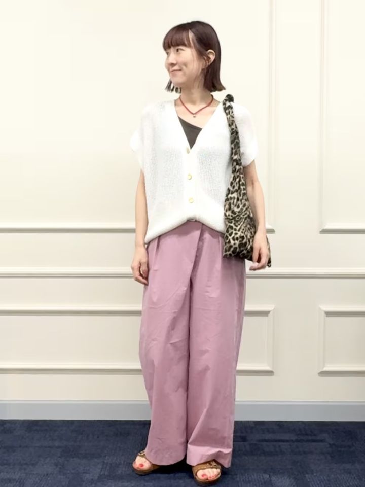 「くすみピンク」でフェミニンなパンツコーデ