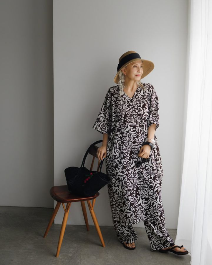 ワンピース¥52,800、パンツ¥42,900／ともにプレインピープル、バッグ¥55,000／メゾンエヌアッシュ パリ（すべてプレインピープル青山）、帽子¥6,930／OVERRIDE 神宮前、リング（3個セット）¥37,620、ブレスレット（3個セット）¥15,400／ともにラブ・エージェイ（ズットホリック）、サンダル¥24,200／ラオコンテ（フラッパーズ オンラインストア）、サングラス／スタイリスト私物
