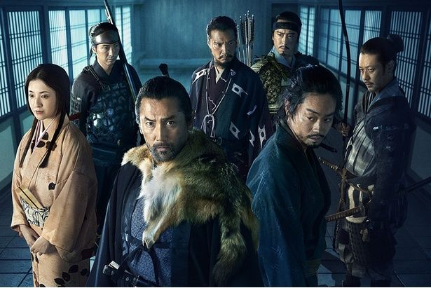 本木雅弘に菅田将暉、吉高由里子、青木崇高、オダギリジョーら豪華演技派キャストが集結 [c]米澤穂信/KADOKAWA [c]2026 映画「黒牢城」製作委員会