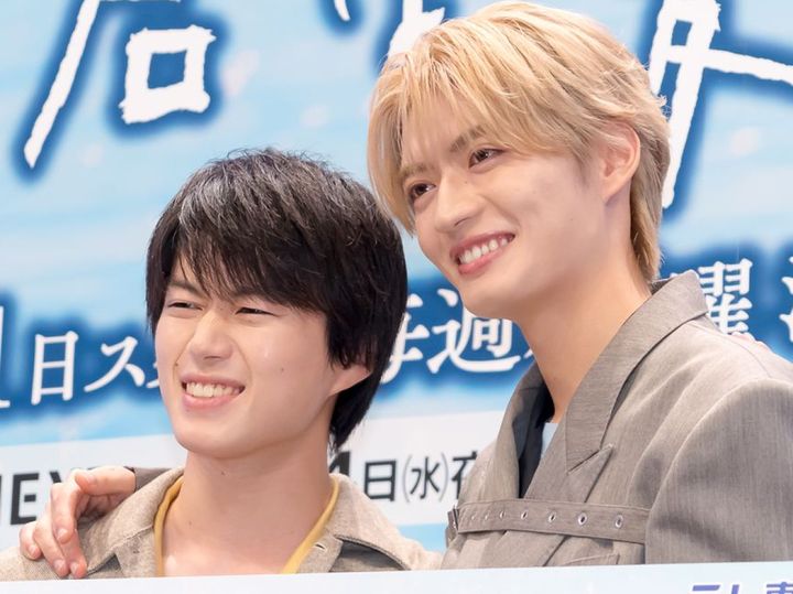 ドラマ『君は夏のなか』記者会見に登壇した（左から）奥智哉、杢代和人 クランクイン！ width=