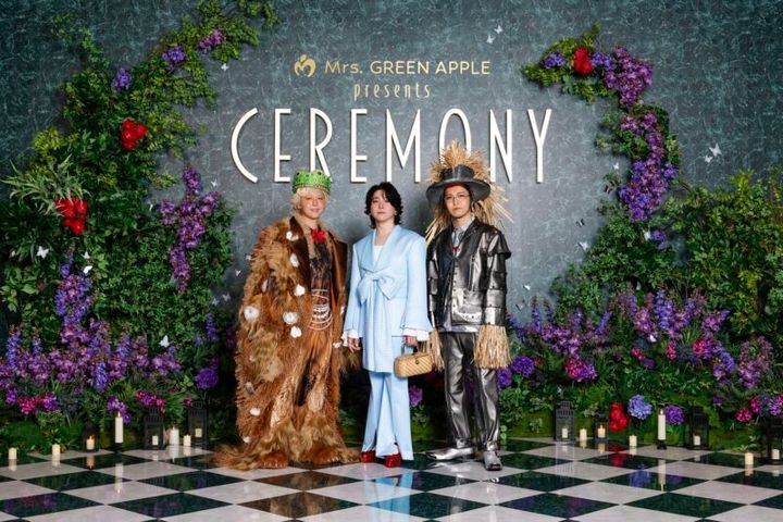 今年のMrs. GREEN APPLEは、「ヒーローズジャーニー（英雄の旅）」をテーマにした衣装で登場。DAY１は『オズの魔法使い』