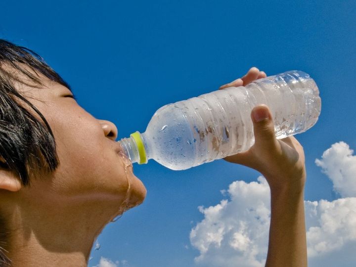 【管理栄養士が回答】暑い夏は、冷たい飲み物で水分補給したほうがよいと思っていませんか？ 実は「冷た過ぎる飲み物」は胃腸を冷やし、夏を健康に乗り切るのを妨げる可能性があります。分かりやすく解説します。（※画像：Shutterstock.com）