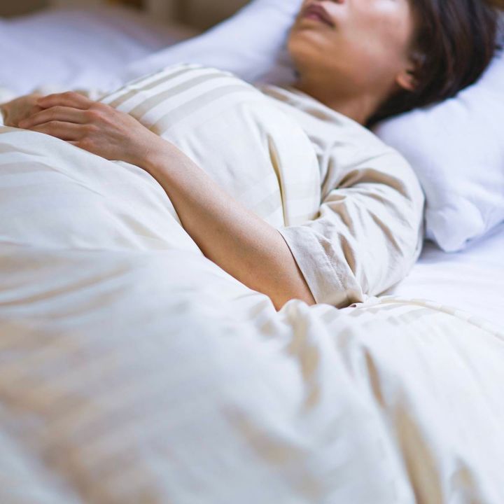ベッドで眠る女性