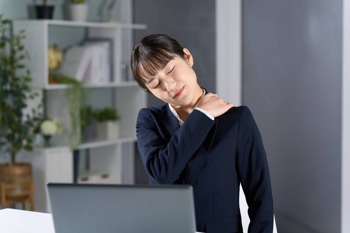 肩がこる女性