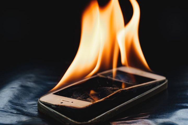 スマホの発火につながる危険行為とは？（画像はイメージ）