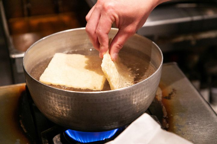 南関あげをお湯でもどす。