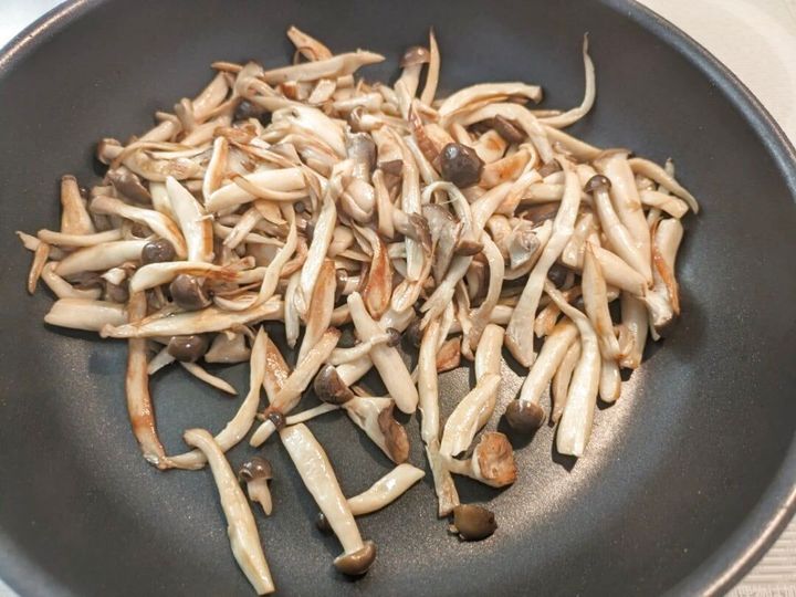 きのこの水分が無くなり、焼き色が付いたらOK
