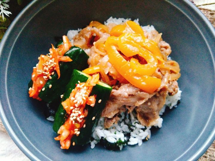 キンパ風ご飯と甘辛がよく合う。韓国風プルコギ皿飯