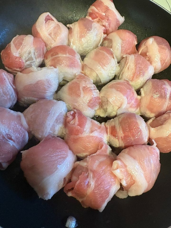 少しの油でくるくる回しながら全体に焼き目が付くまでしっかり焼きます。