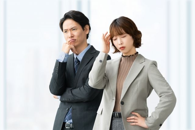 悩み考える男女