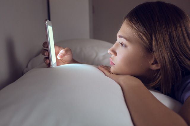 夜ふかし スマホ 女性