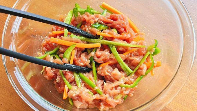【パサパサしない！ コスパよし！】「豚こま」をしっとりおいしく調理する「青椒肉絲（チンジャオロース）」・なにもしたくない日のひらめきレシピ3の画像6