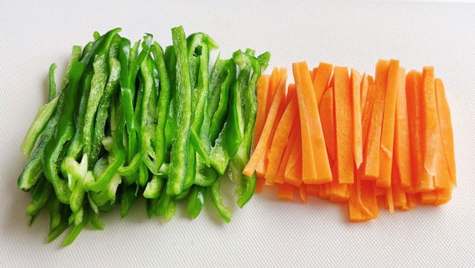 【パサパサしない！ コスパよし！】「豚こま」をしっとりおいしく調理する「青椒肉絲（チンジャオロース）」・なにもしたくない日のひらめきレシピ3の画像3