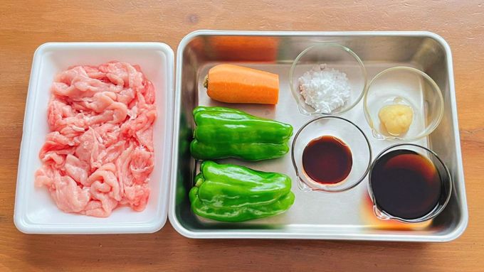 【パサパサしない！ コスパよし！】「豚こま」をしっとりおいしく調理する「青椒肉絲（チンジャオロース）」・なにもしたくない日のひらめきレシピ3の画像1
