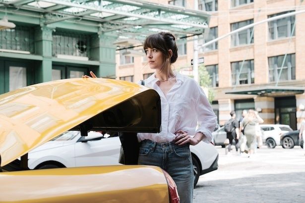 【写真】「天性の婚活カウンセラー」として絶賛される“マッチメーカー”のルーシー(ダコタ・ジョンソン) Copyright 2025 (C) Adore Rights LLC. All Rights Reserved