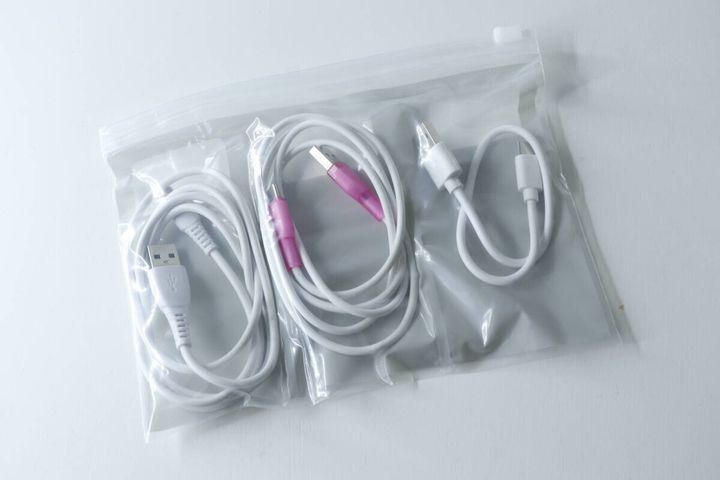 仕切り付きスライダーバッグに白い充電ケーブルが3本収納されている