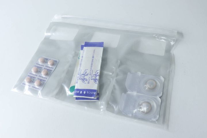 仕切り付きスライダーバッグに錠剤、絆創膏、使い捨てコンタクトが収納されている