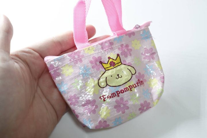 手のひらに乗せたポムポムプリンのマイクロバッグチャーム
